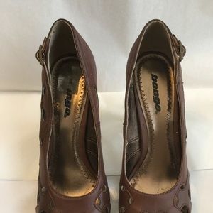 Bongo Peep toe pump